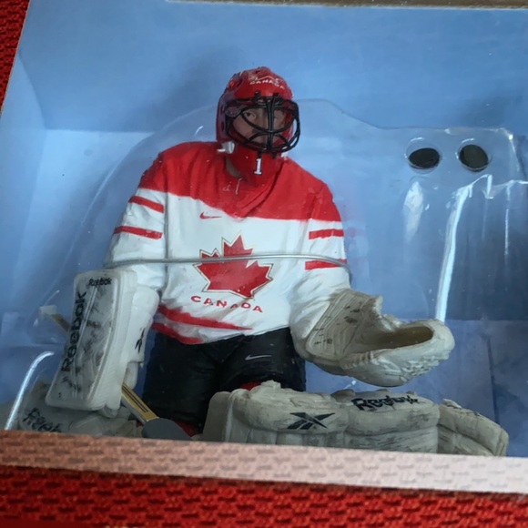 NWT Sidney Crosby Roberto luongo action figures - Picture 4 of 10